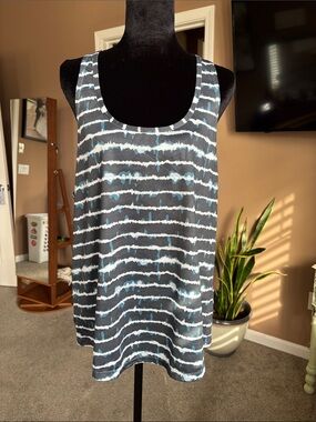 Sleeveless Scoop Neck Tank Top in Black and Light Blue